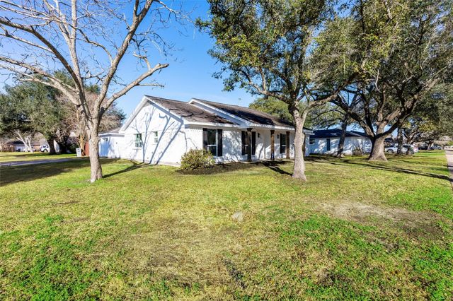 402 W Castle Harbour Drive, Friendswood, TX 77546