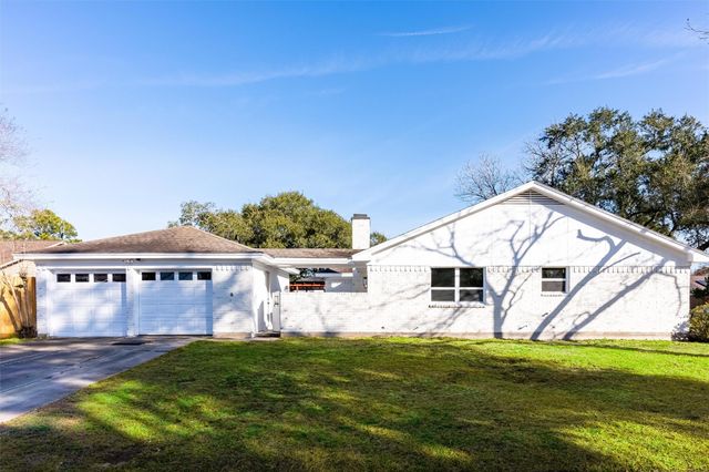 402 W Castle Harbour Drive, Friendswood, TX 77546