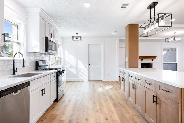 402 W Castle Harbour Drive, Friendswood, TX 77546