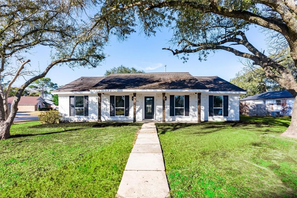 402 W Castle Harbour Drive, Friendswood, TX 77546