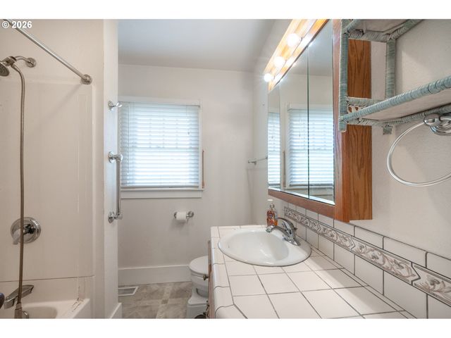 1235 WASHINGTON St Sw, Albany, OR 97321