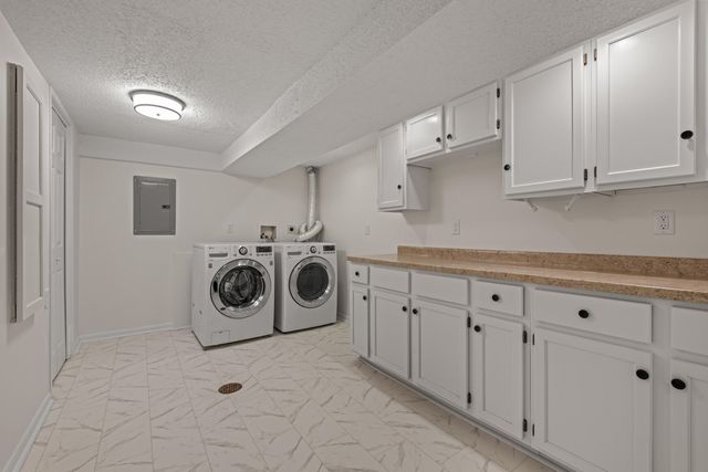 855 OAK PARK Road, Council Bluffs, IA 51503