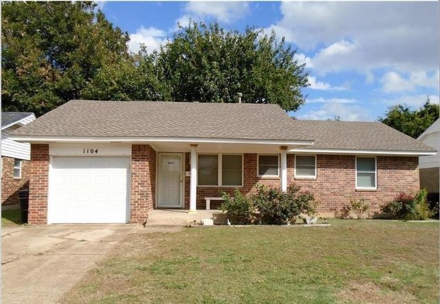 1104 N Gale Avenue, Moore, OK 73160