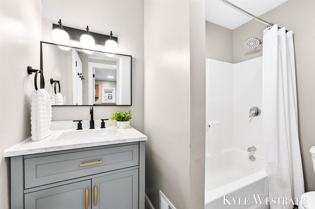 1537 Diamond Avenue, Grand Rapids, MI 49505