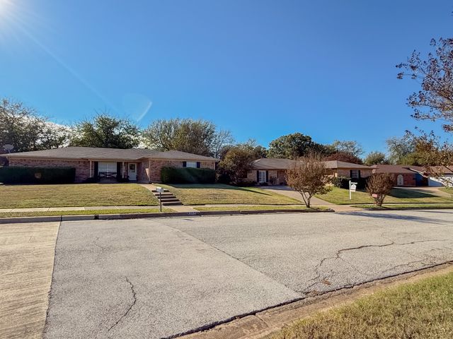 6320 Arthur Drive, Edgecliff Village, TX 76134