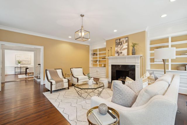 2 Bedons Alley, Charleston, SC 29401