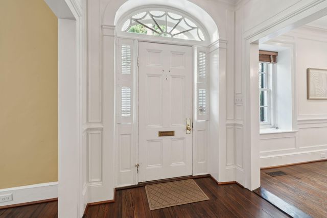 2 Bedons Alley, Charleston, SC 29401