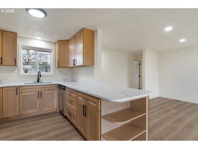 2440 S 2ND St, Lebanon, OR 97355