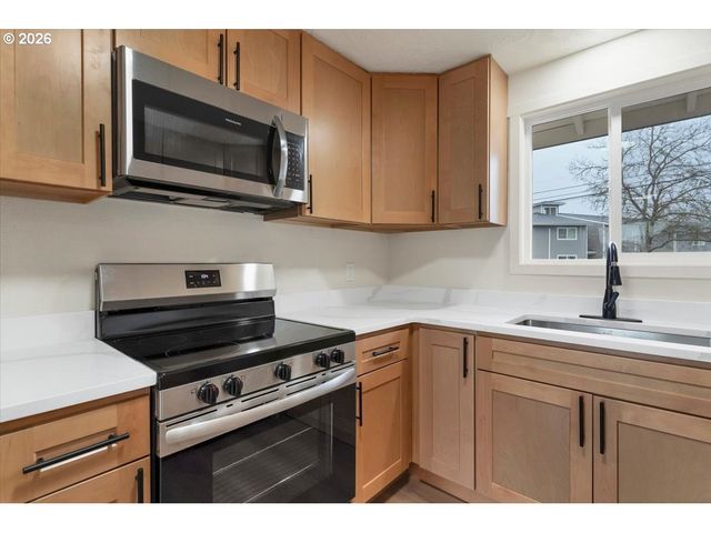 2440 S 2ND St, Lebanon, OR 97355