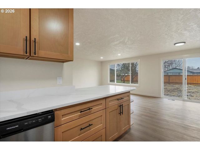 2440 S 2ND St, Lebanon, OR 97355