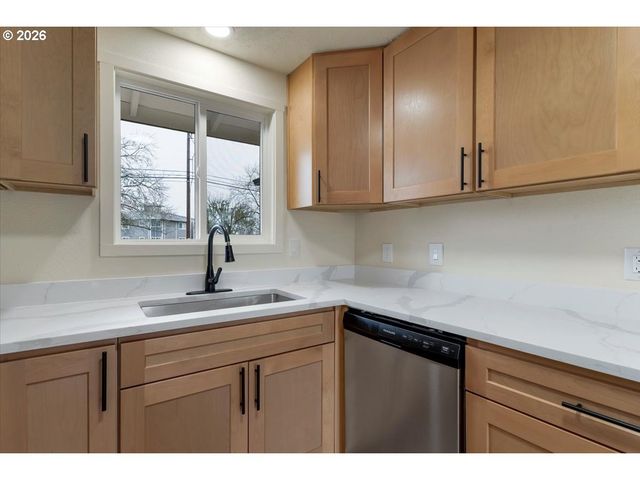 2440 S 2ND St, Lebanon, OR 97355