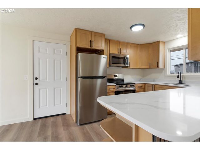 2440 S 2ND St, Lebanon, OR 97355