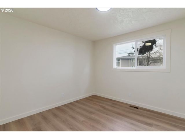 2440 S 2ND St, Lebanon, OR 97355