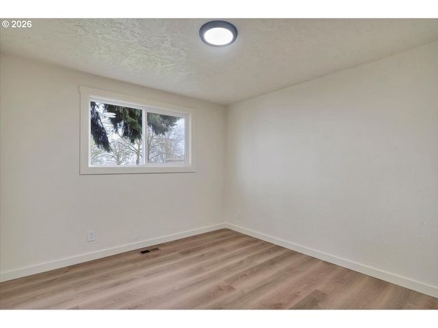 2440 S 2ND St, Lebanon, OR 97355