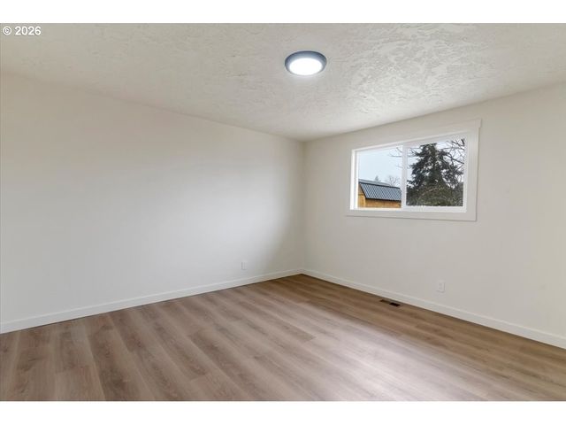 2440 S 2ND St, Lebanon, OR 97355