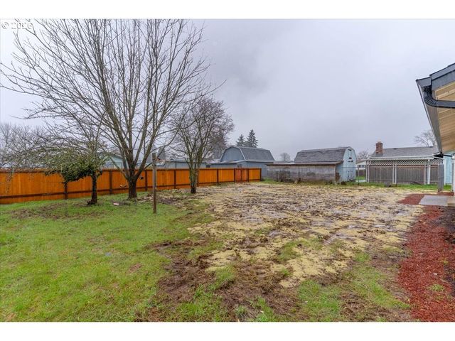 2440 S 2ND St, Lebanon, OR 97355