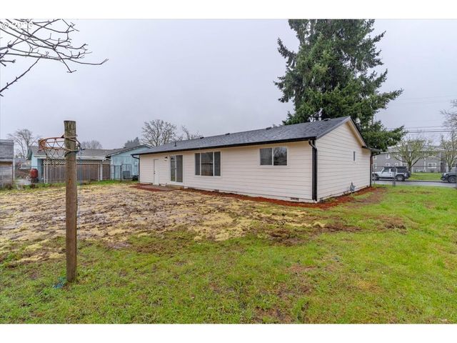 2440 S 2ND St, Lebanon, OR 97355