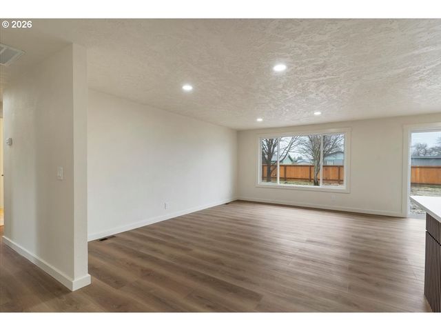 2440 S 2ND St, Lebanon, OR 97355