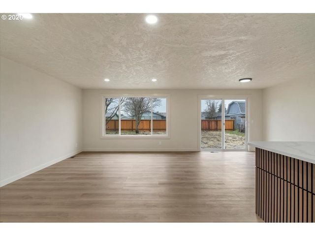 2440 S 2ND St, Lebanon, OR 97355