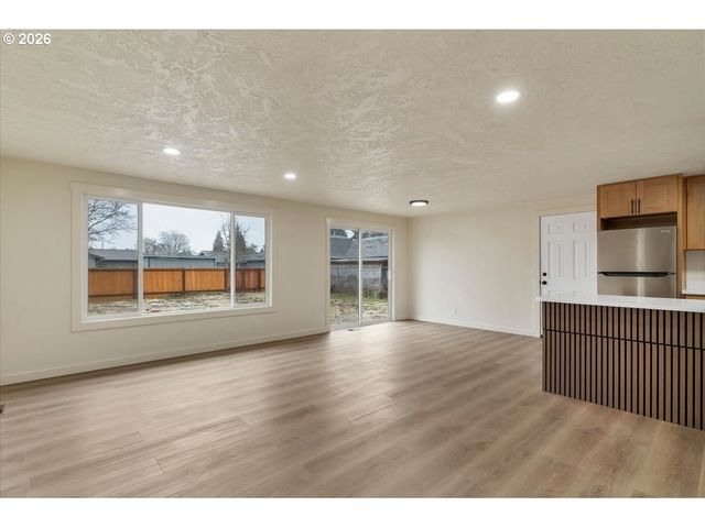 2440 S 2ND St, Lebanon, OR 97355