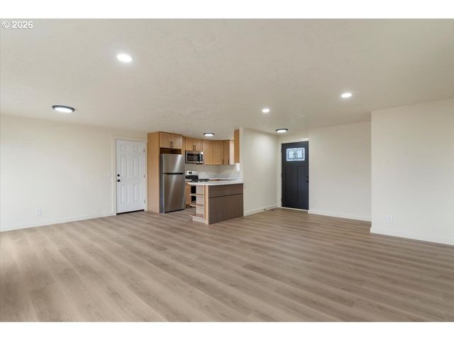 2440 S 2ND St, Lebanon, OR 97355