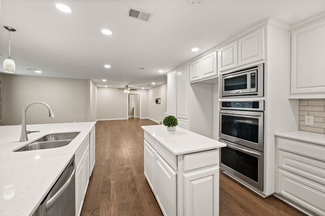 532 Holly Hill Drive, Hurst, TX 76053