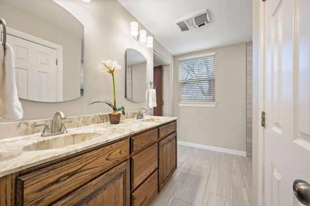 532 Holly Hill Drive, Hurst, TX 76053