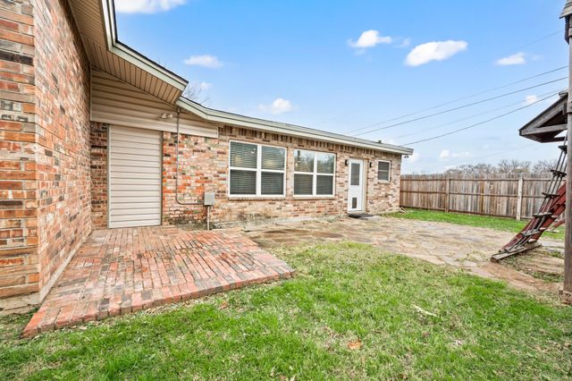 532 Holly Hill Drive, Hurst, TX 76053