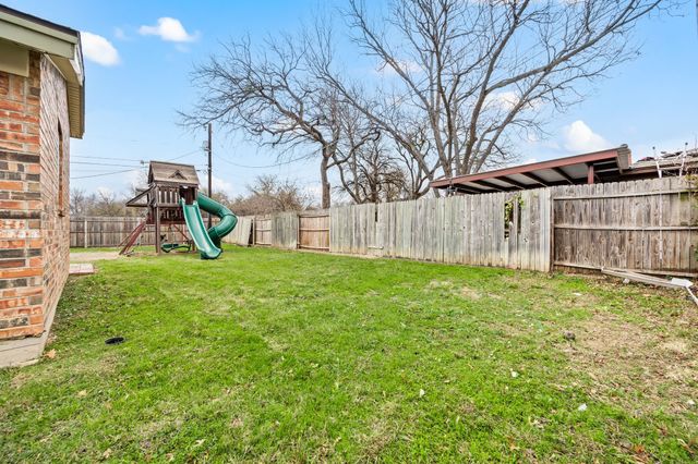 532 Holly Hill Drive, Hurst, TX 76053