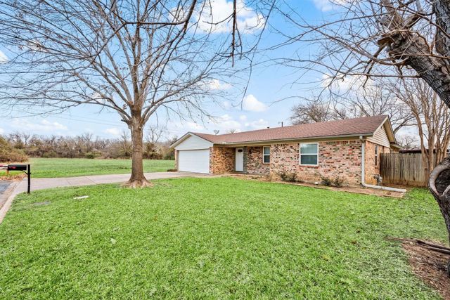 532 Holly Hill Drive, Hurst, TX 76053