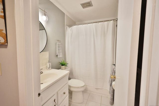 322 Knapps Highway 322, Fairfield, CT 06825