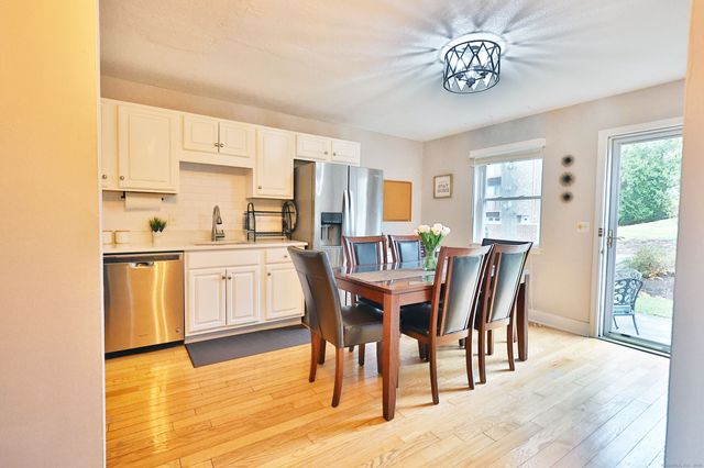 322 Knapps Highway 322, Fairfield, CT 06825