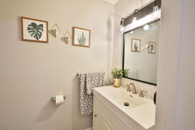 322 Knapps Highway 322, Fairfield, CT 06825