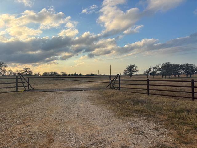 2039 County Road 326, Giddings, TX 78942