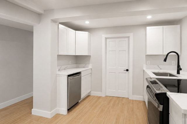 86 Lakeview Ave, Taunton, MA 02780