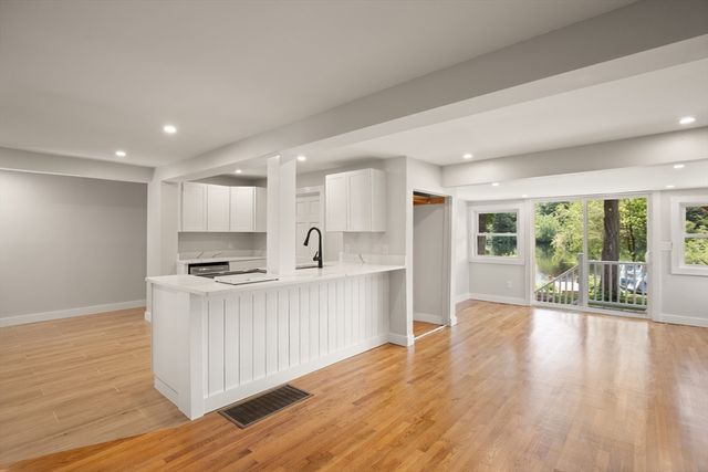 86 Lakeview Ave, Taunton, MA 02780