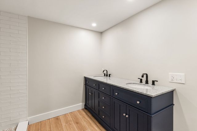 86 Lakeview Ave, Taunton, MA 02780