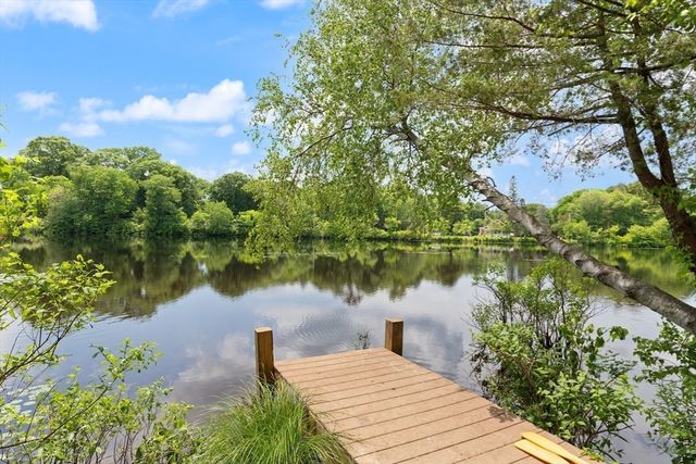 86 Lakeview Ave, Taunton, MA 02780