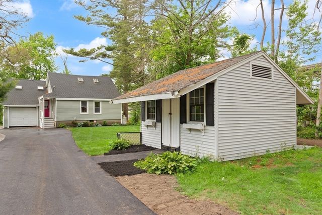 86 Lakeview Ave, Taunton, MA 02780