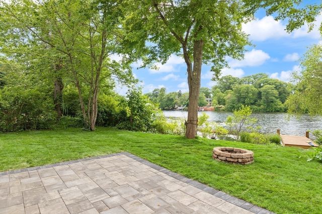86 Lakeview Ave, Taunton, MA 02780