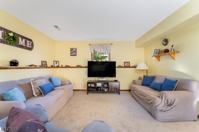 36 Mackenzie Rd, Hampton Boro, NJ 08827