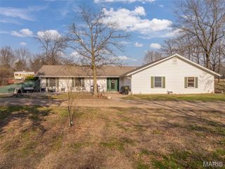 905 Mansion Road, Winfield, MO 63389