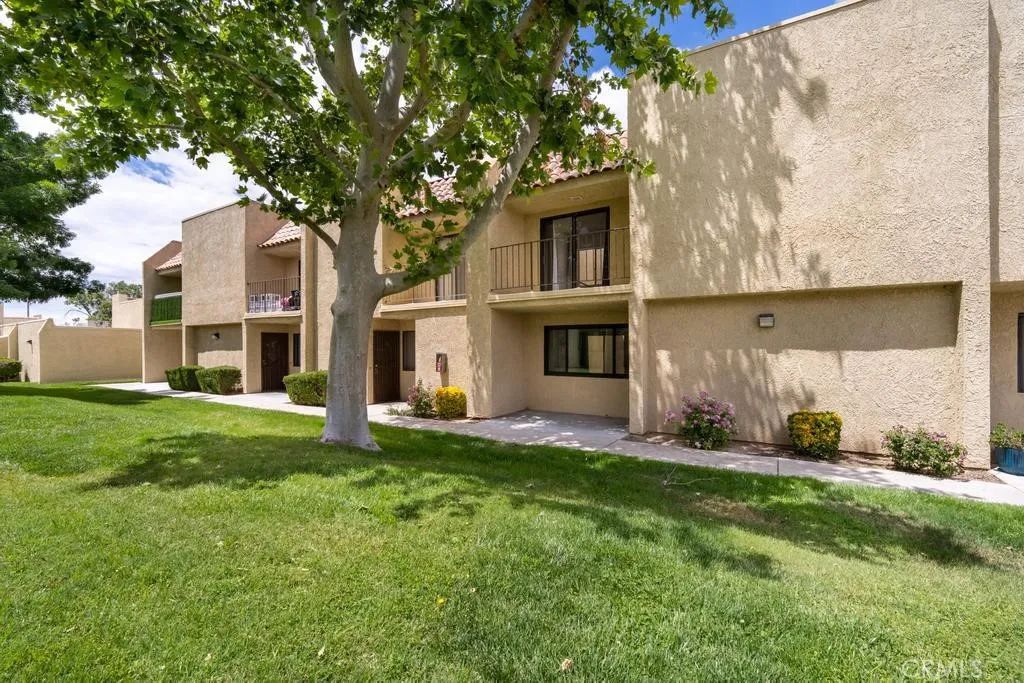 44200 Kingtree 16, Lancaster, CA 93534