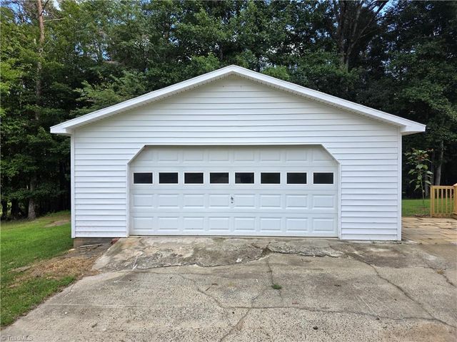 414 Oak Ridge Drive, Mount Airy, NC 27030