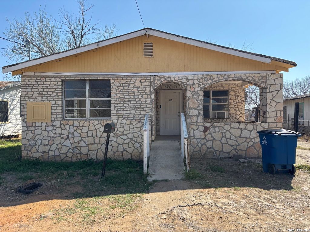 120 N Plum, Pearsall, TX 78061