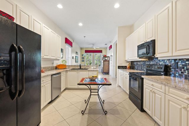 512 NE Canoe Park Circle, Port St. Lucie, FL 34983