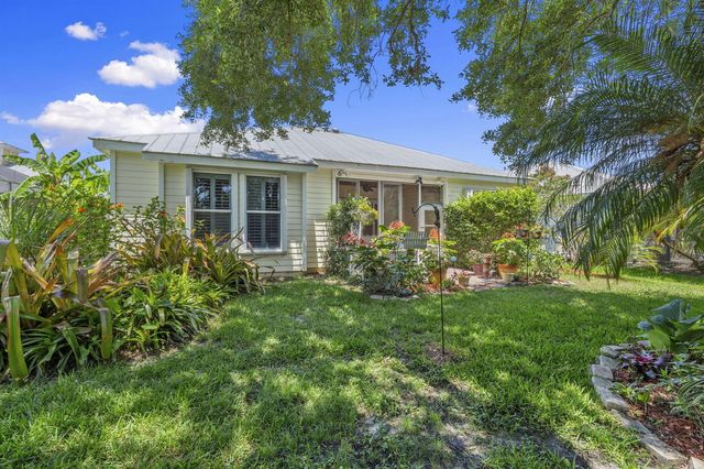 512 NE Canoe Park Circle, Port St. Lucie, FL 34983