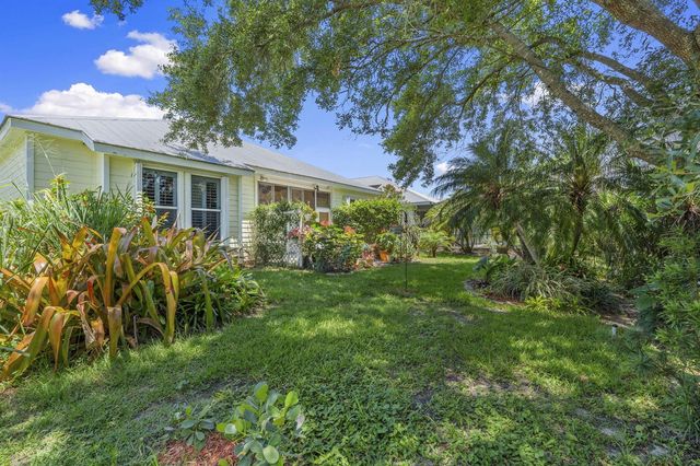 512 NE Canoe Park Circle, Port St. Lucie, FL 34983
