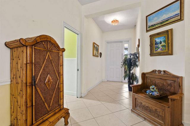 512 NE Canoe Park Circle, Port St. Lucie, FL 34983
