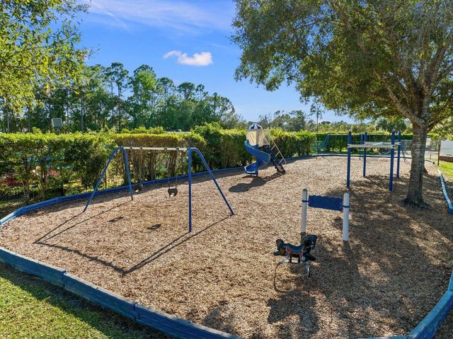 512 NE Canoe Park Circle, Port St. Lucie, FL 34983